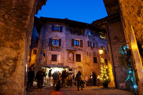 Mercatini Di Natale Tenno.Mercatini Di Natale A Canale Di Tenno 2020 Foto Date Orari Eventi Offerte Hotel Viaggi